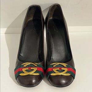 Brown Leather Pump. Interlocking G Logo with Grosgrain Trim. Size 38 1/2.